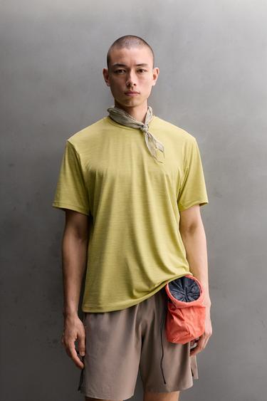 CAMISETA TÉCNICA JACQUARD RAYAS - Amarillo de Zara