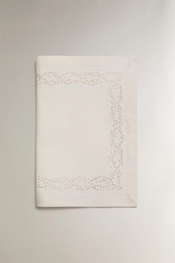PLACEMAT WITH FLORAL EMBROIDERY - بيج الخاص بـ Zara - صورة 0