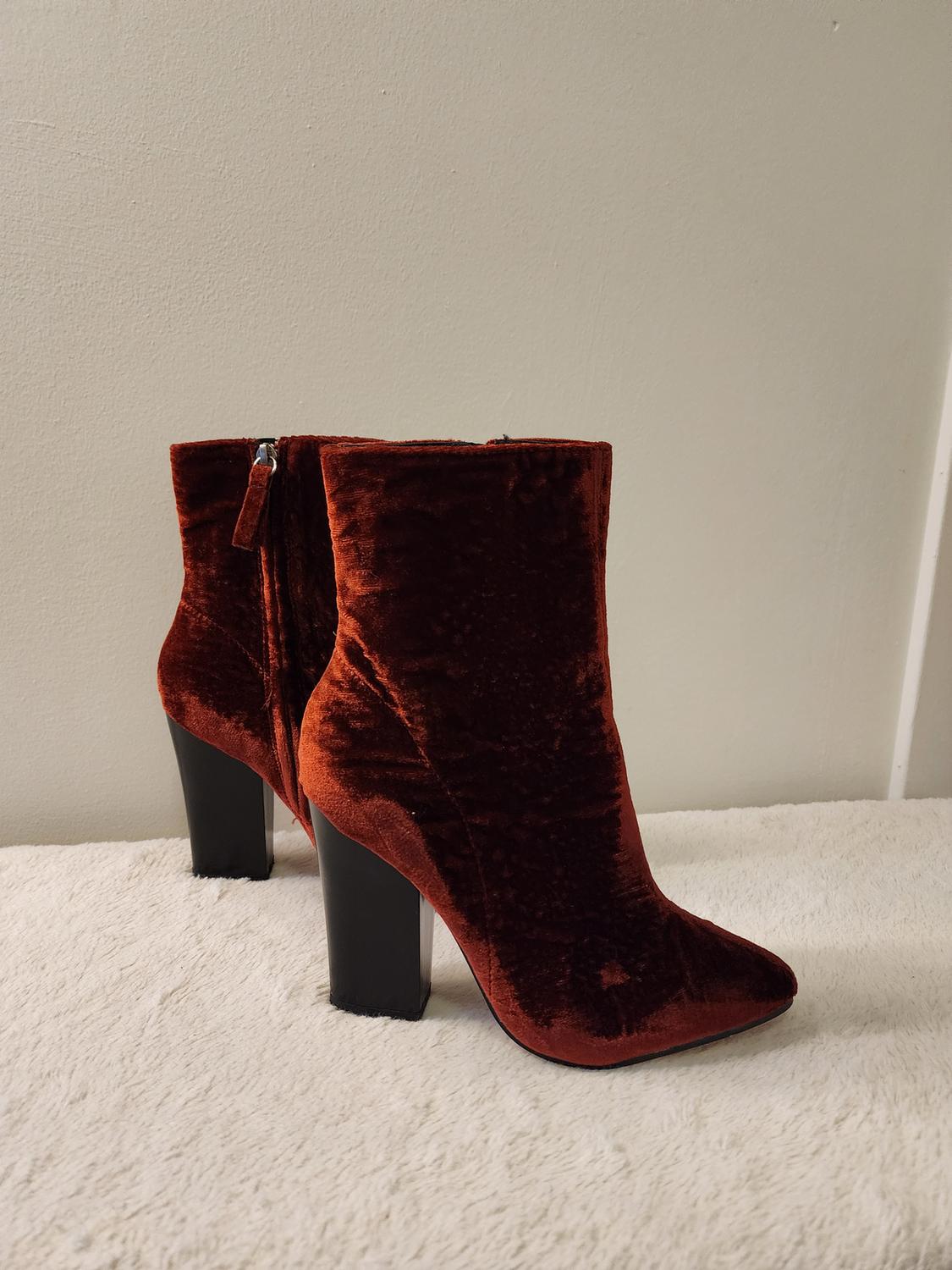 RED CRUSHED VELVET BLOGGER FAVORITE POINTED TOE HEELED ANKLE BOOTIES - Image 3