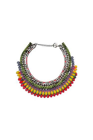 COLLAR MULTICOLOR Y PLATEADO.