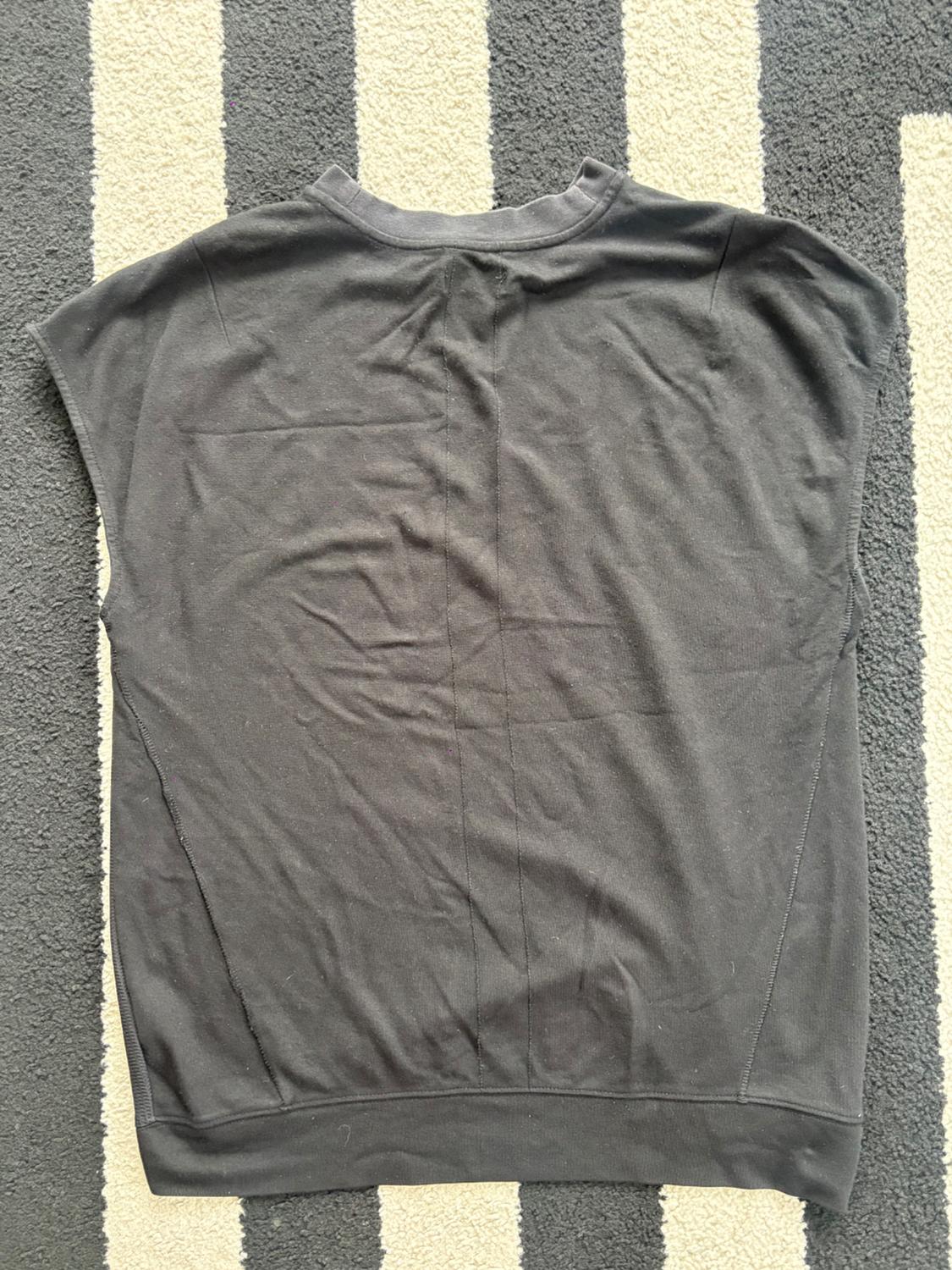BLACK SLEEVELESS WITH BREATHABLE FRONT - Image 2