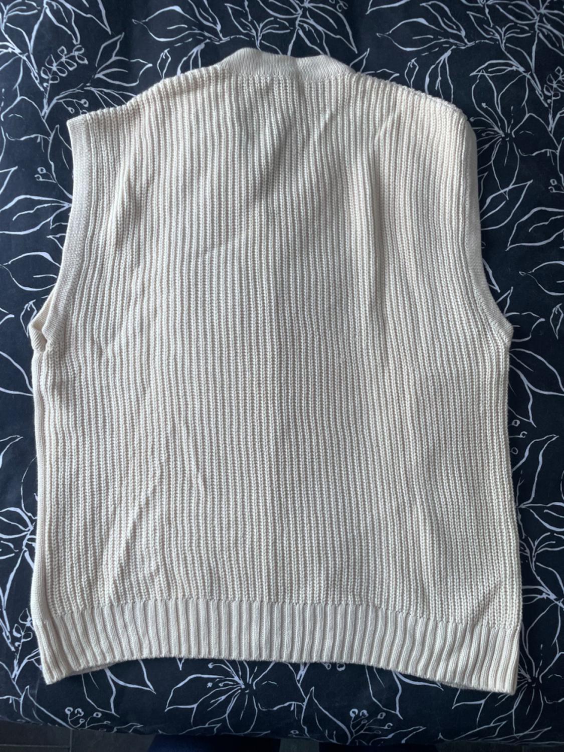 KNIT VEST WITH CONTRAST DETAIL - Image 2