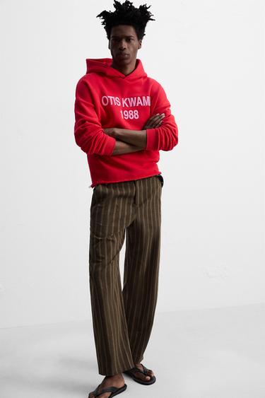 SUDADERA CAPUCHA BORDADOS © OTIS KWAME KYE QUAICOE - Rojo de Zara