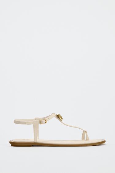 SANDALIA PLANA ADORNO METÁLICO - Blanco de Zara