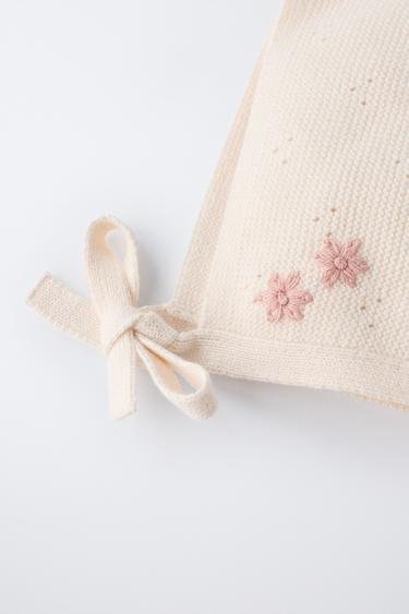 BONNET EN MAILLE À FLEURS BRODÉES EN CONTRASTE - Écru moyen de Zara - Image 1