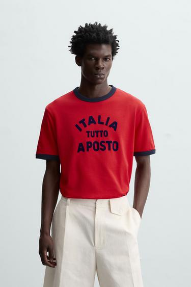 CAMISETA RIB CONTRASTE TEXTO - Rojo de Zara