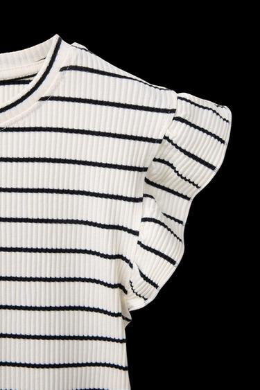 GERIPPTEST T-SHIRT MIT VOLANT UND STREIFEN - Gestreift von Zara