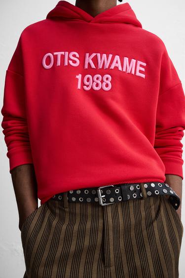SUDADERA CAPUCHA BORDADOS © OTIS KWAME KYE QUAICOE - Rojo de Zara