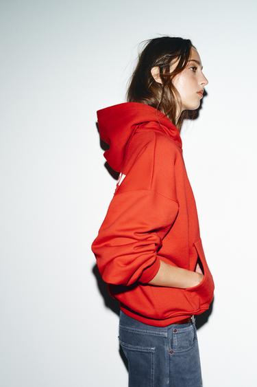 SWEAT À CAPUCHE ET INSCRIPTION - Rouge de Zara - Image 2