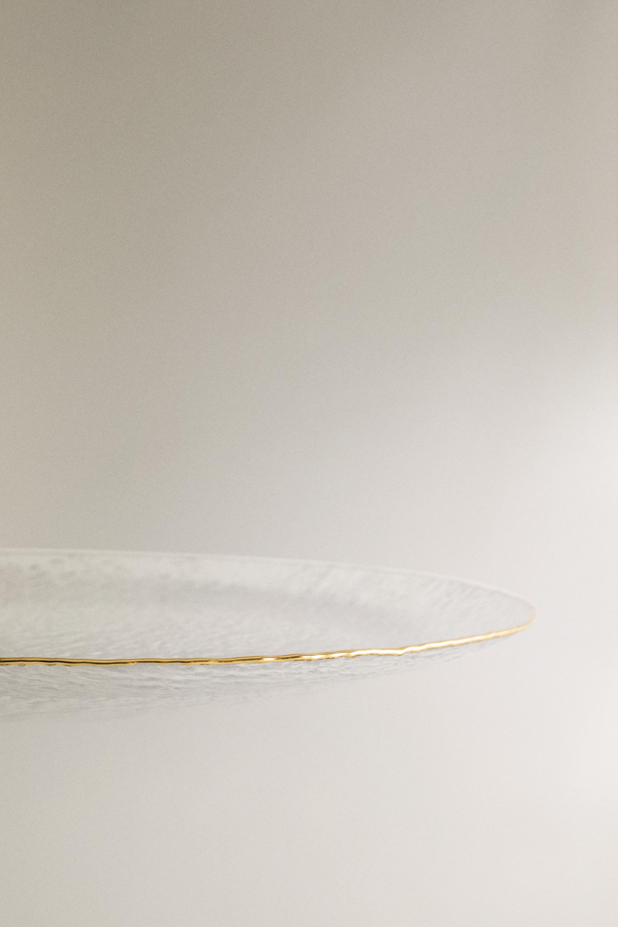 RAISED GLASS CHARGER WITH GOLD RIM