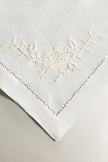 SET OF LINEN NAPKINS WITH FLORAL EMBROIDERY AND HEMSTITCHING (SET OF 2) - Ecru by Zara - Image 2