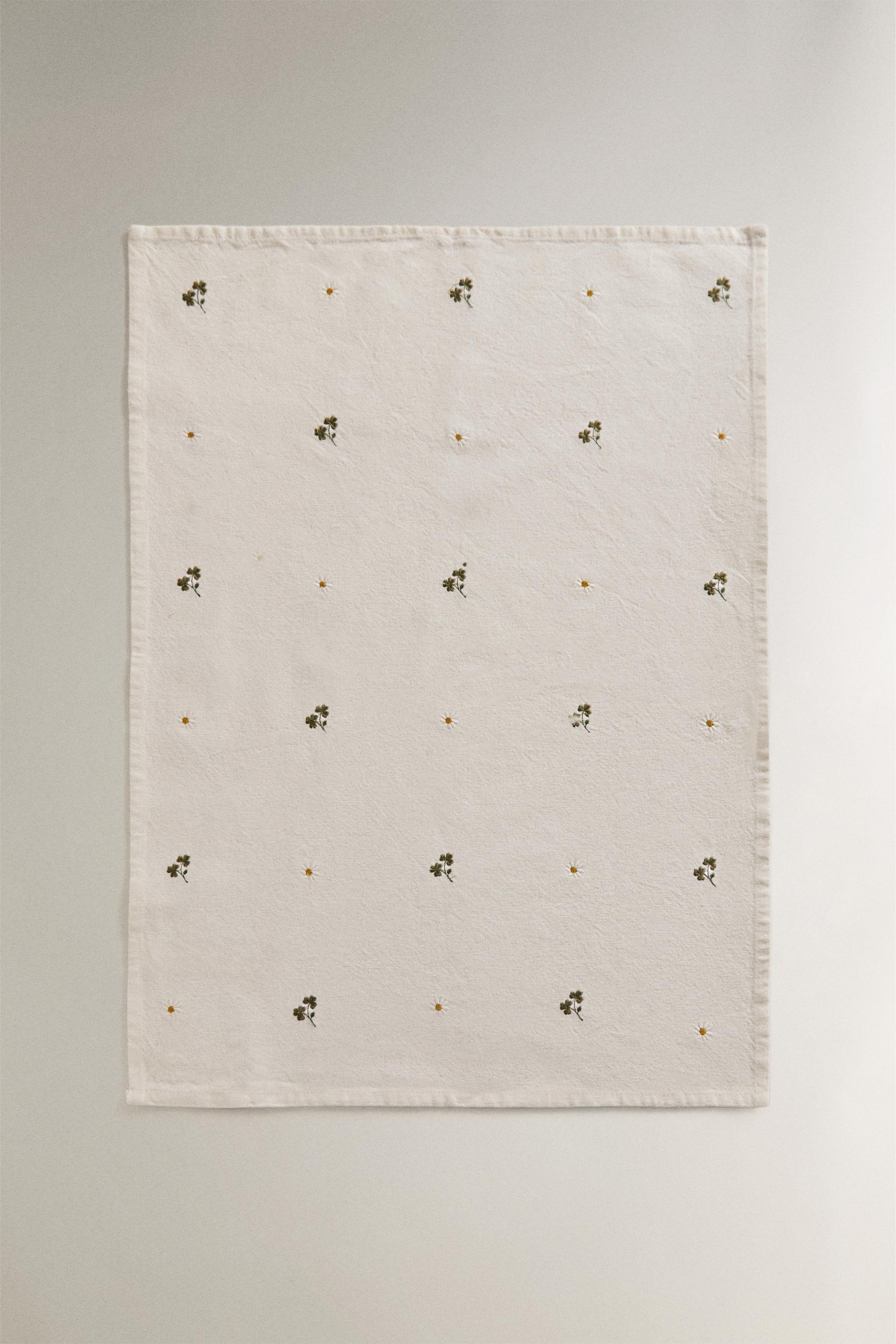 EMBROIDERED CLOVER KITCHEN TOWEL — Green