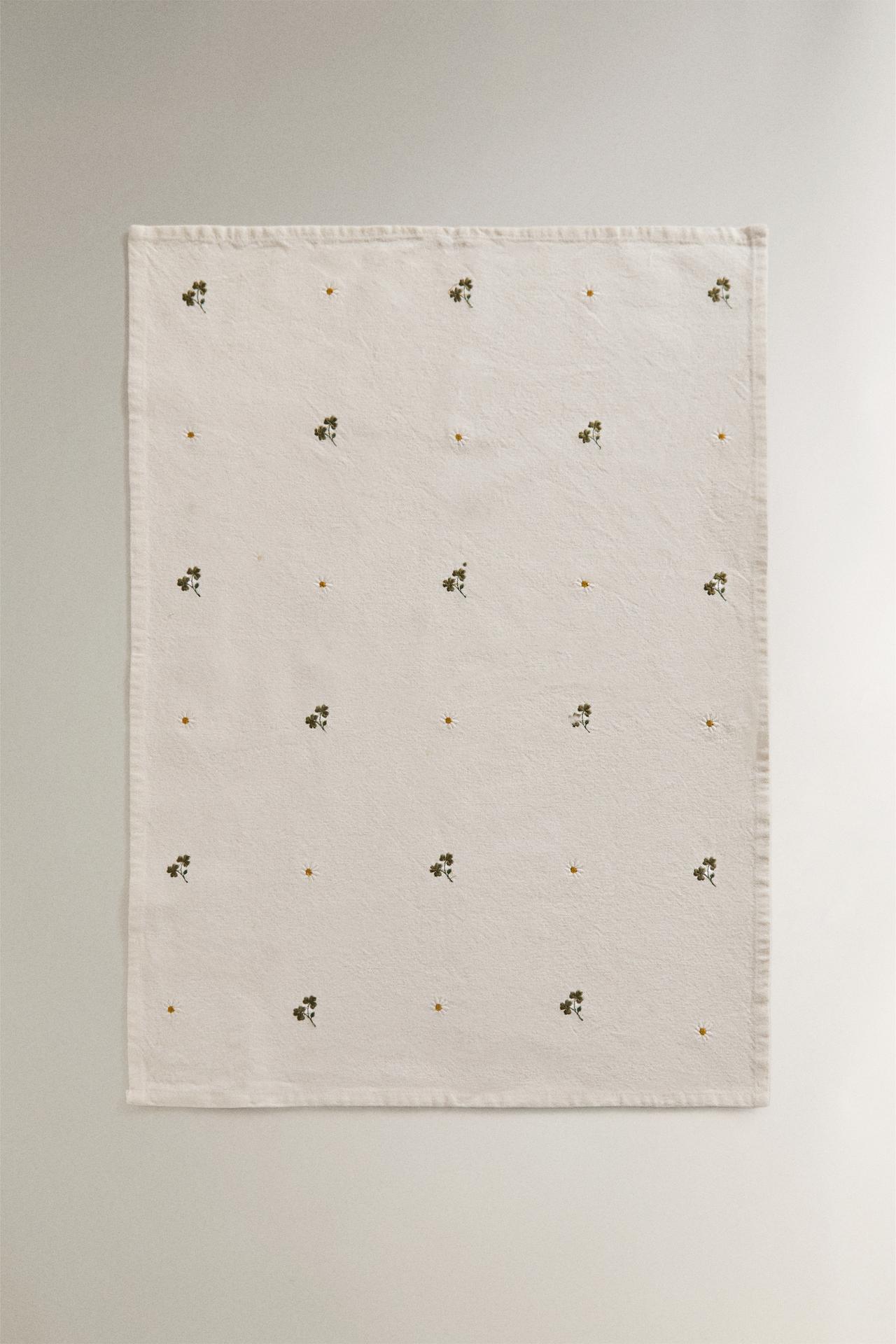 EMBROIDERED CLOVER KITCHEN TOWEL — Green