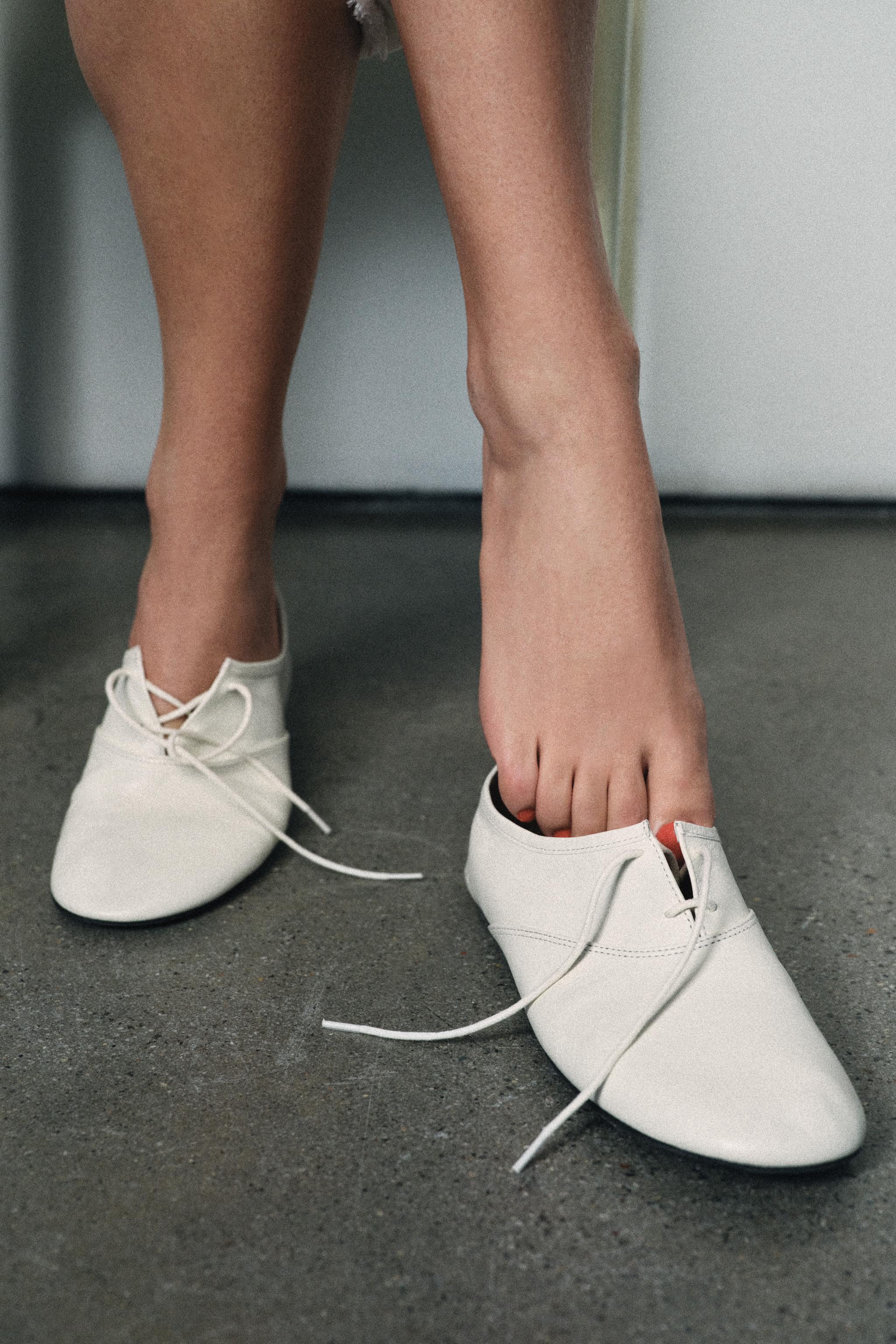 LEATHER LACE-UP LOW HEEL SHOES