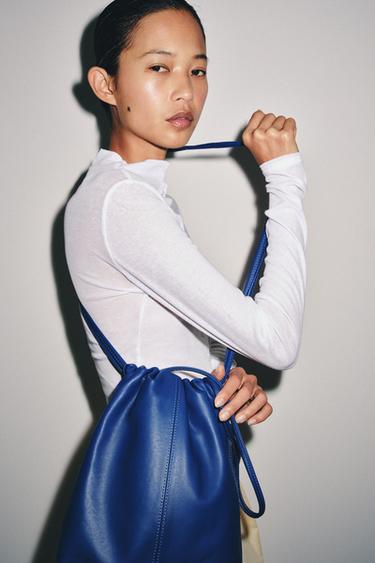 SAC BANDOULIÈRE FRONCÉ EN CUIR - Bleu de Zara