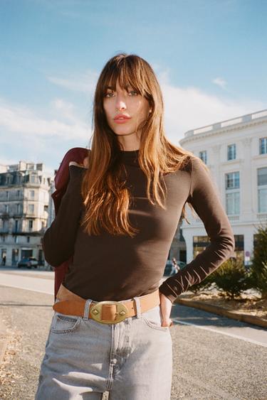 T-SHIRT MIT STEHKRAGEN - Braun von Zara