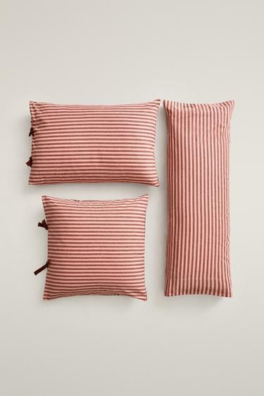 KIDS' REVERSIBLE COTTON FLANNEL PILLOWCASE - وردي الخاص بـ Zara