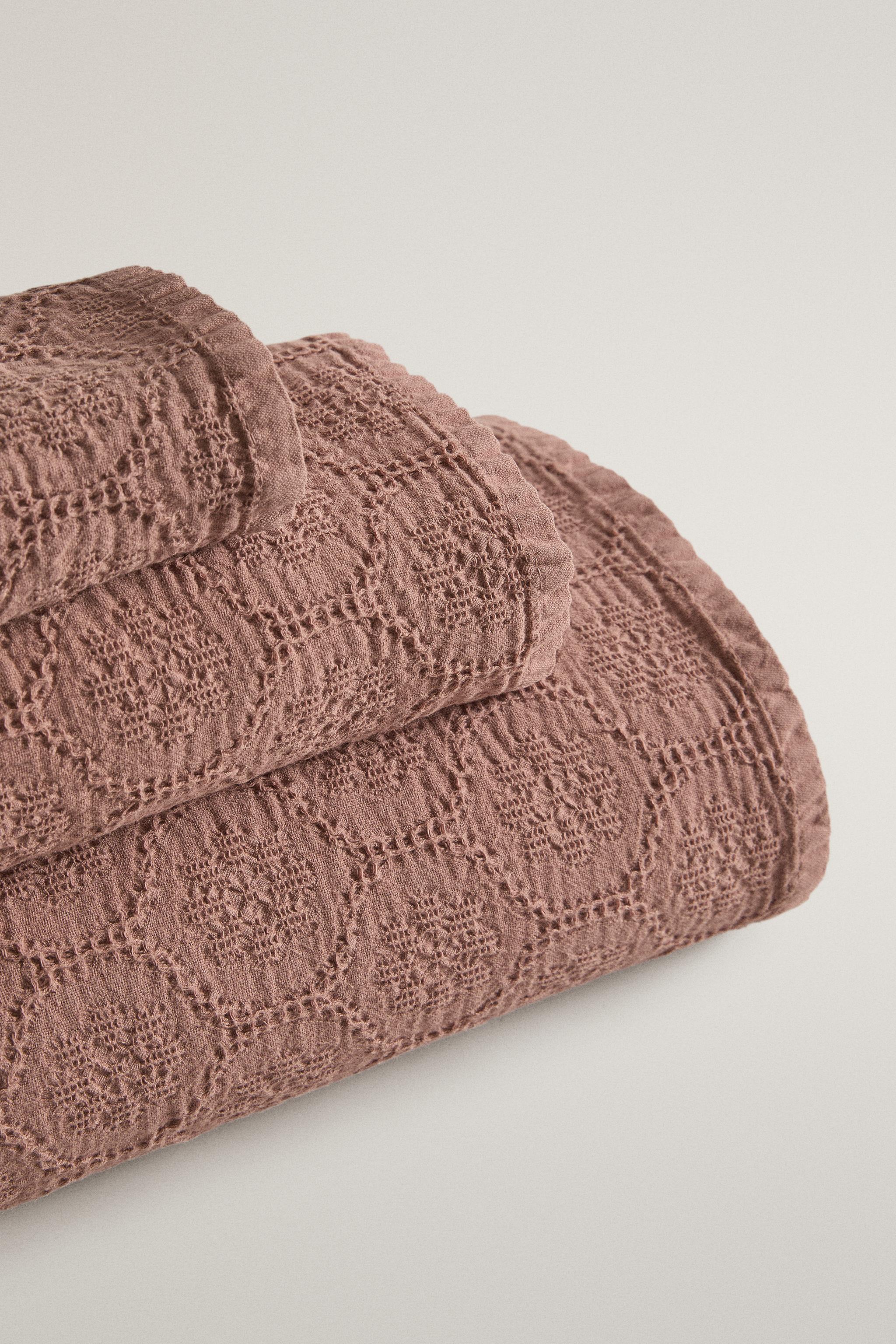 GEOMETRIC WAFFLE BATH TOWEL