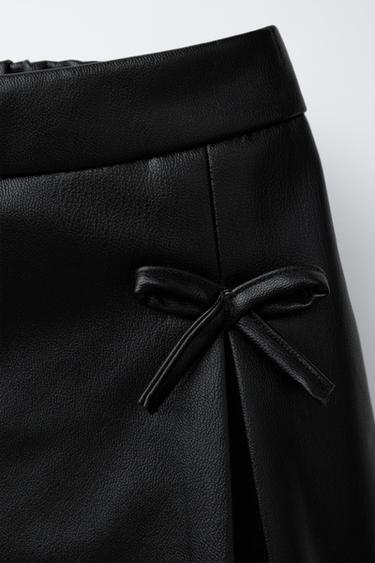 JUPE-PANTALON EN MATIÈRE SYNTHÈTIQUE AVEC LACETS - Noir de Zara - Image 2