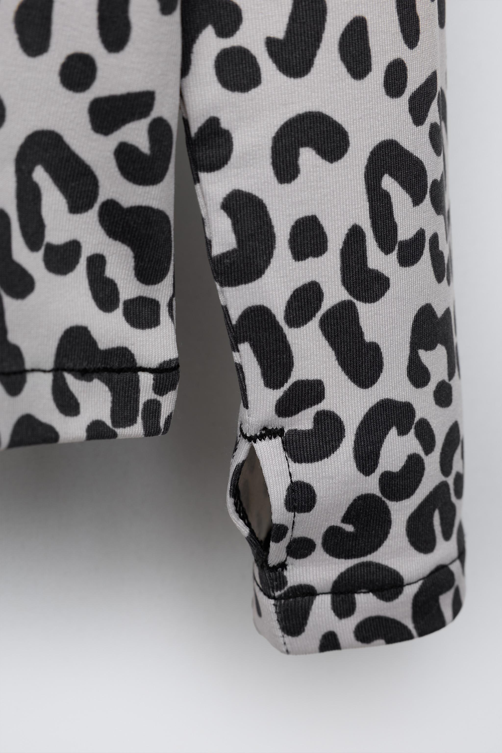 BREATHABLE ANIMAL PRINT T-SHIRT