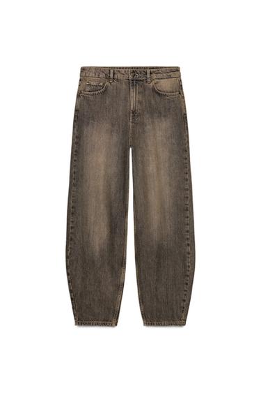 Front view of brown jeans with a washed effect, mid-rise, five pockets, and front zip and button fastening.