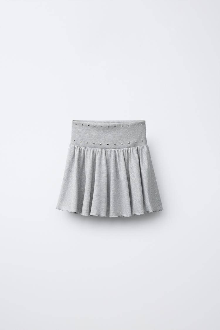 Falda con volantes y tachuelas 4