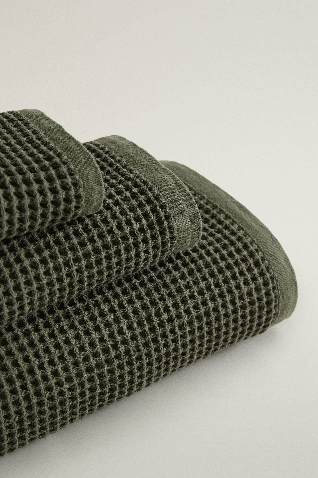 WAFFLE-TEXTURE COTTON BATH TOWEL — Dark bottle green