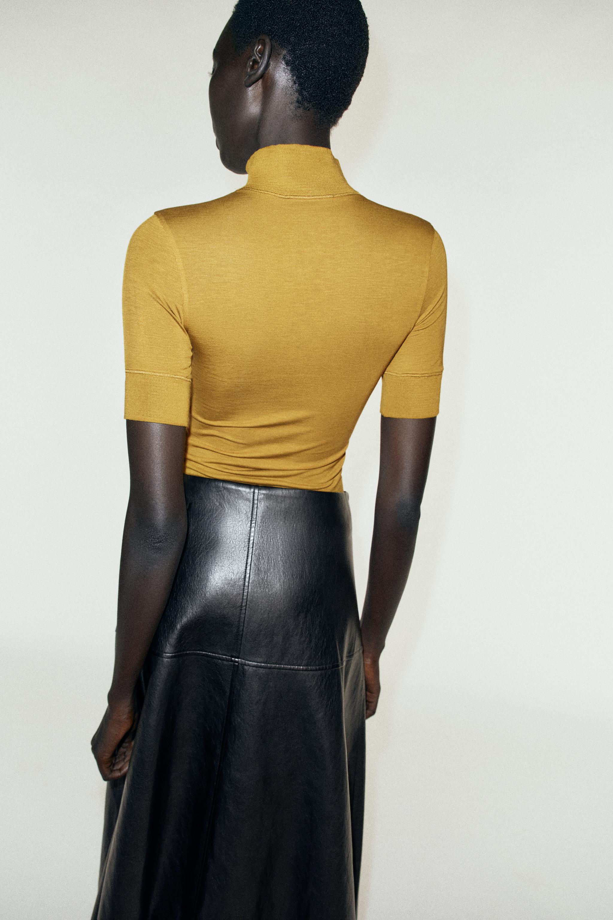 HIGH NECK T-SHIRT