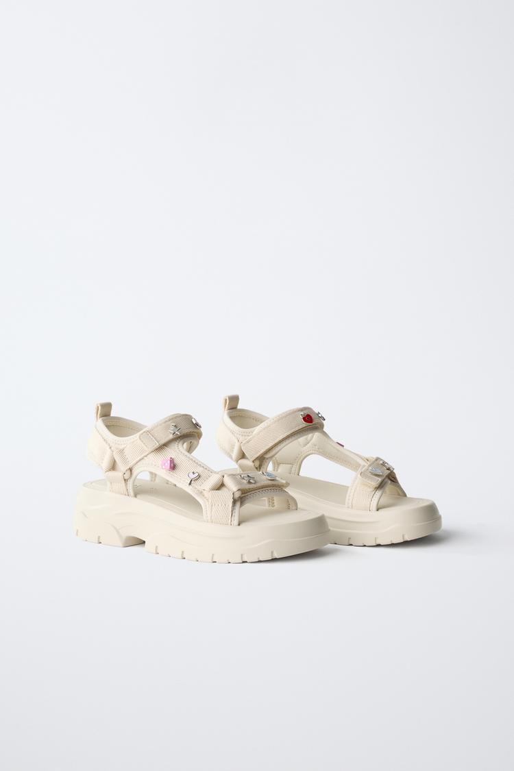 SANDALIAS TÉCNICAS CON DIJES 2
