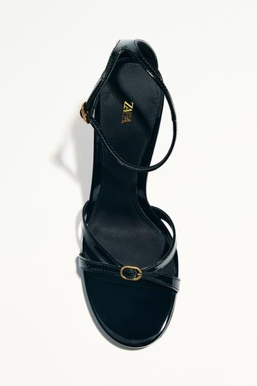 صندل بكعب عال وإبزيم - أسود الخاص بـ Zara