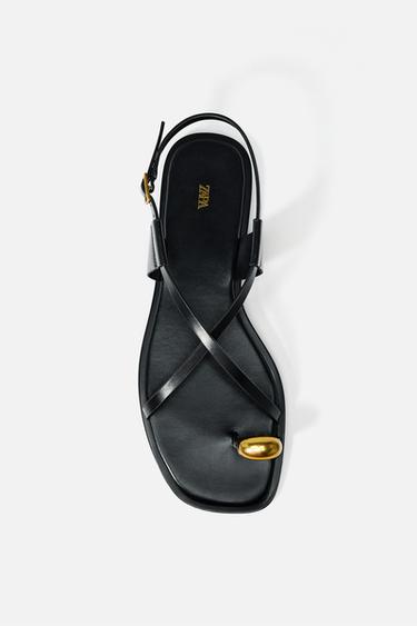 Zara FLAT STRAPPY SANDALS WITH METAL ORNAMENT - Black