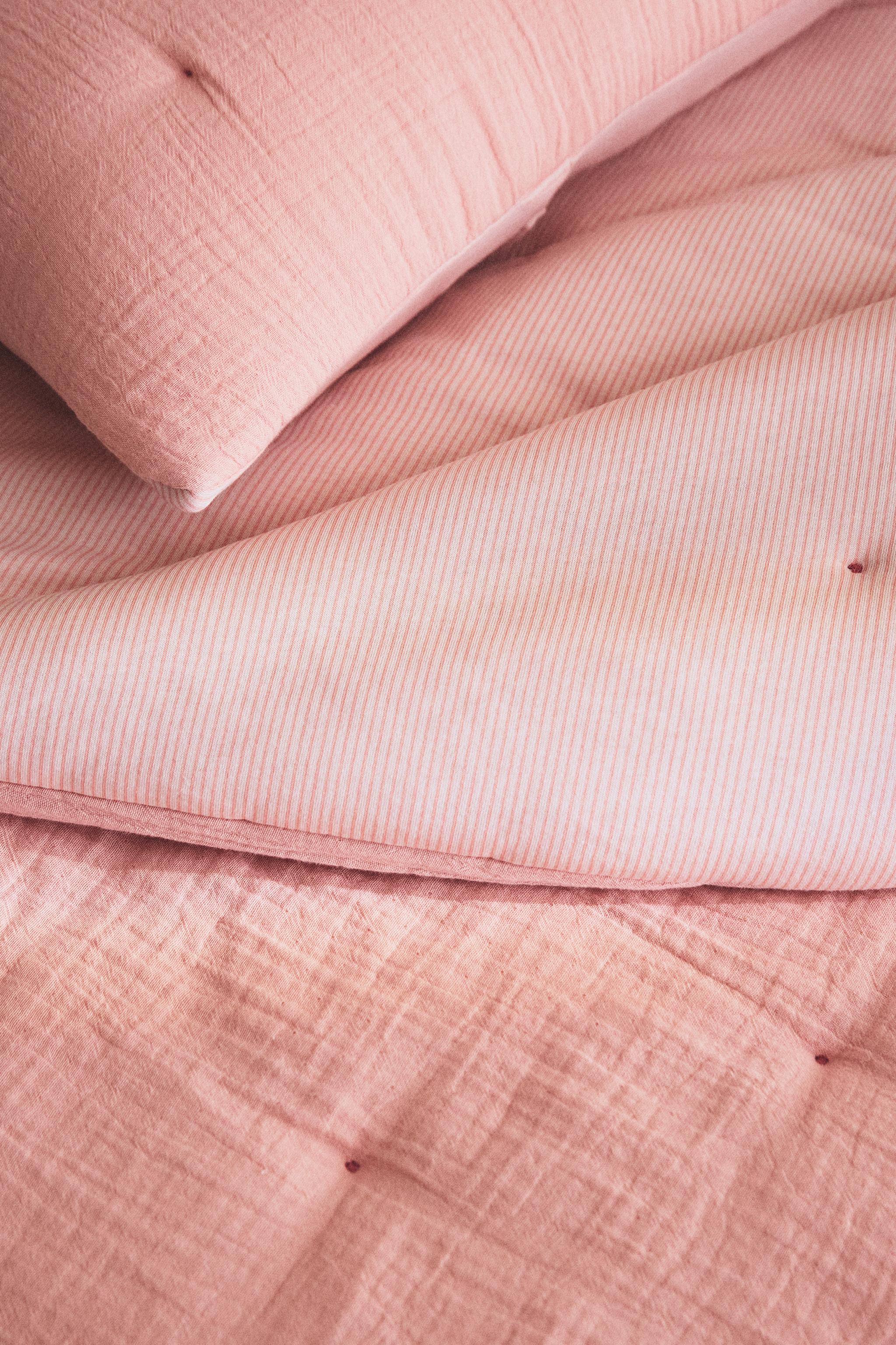 KIDS' STRIPED CHIFFON QUILT — Pink