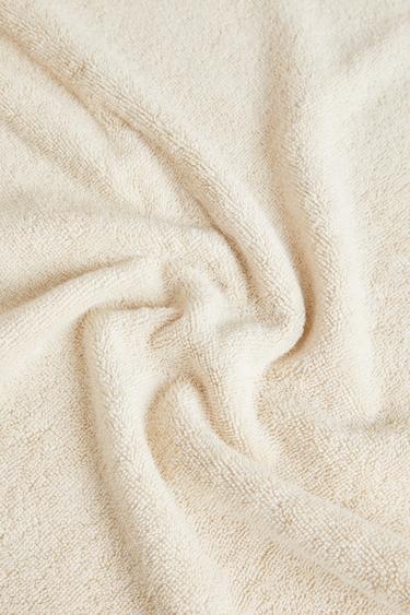 TOALLA BAÑO ALGODÓN OVERLOCK - Arena / Negro de Zara