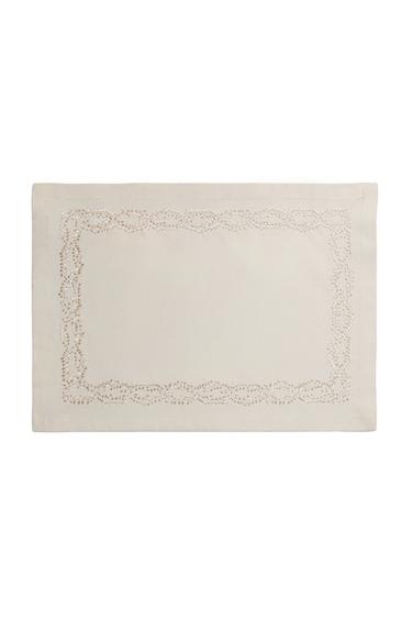PLACEMAT WITH FLORAL EMBROIDERY - بيج الخاص بـ Zara