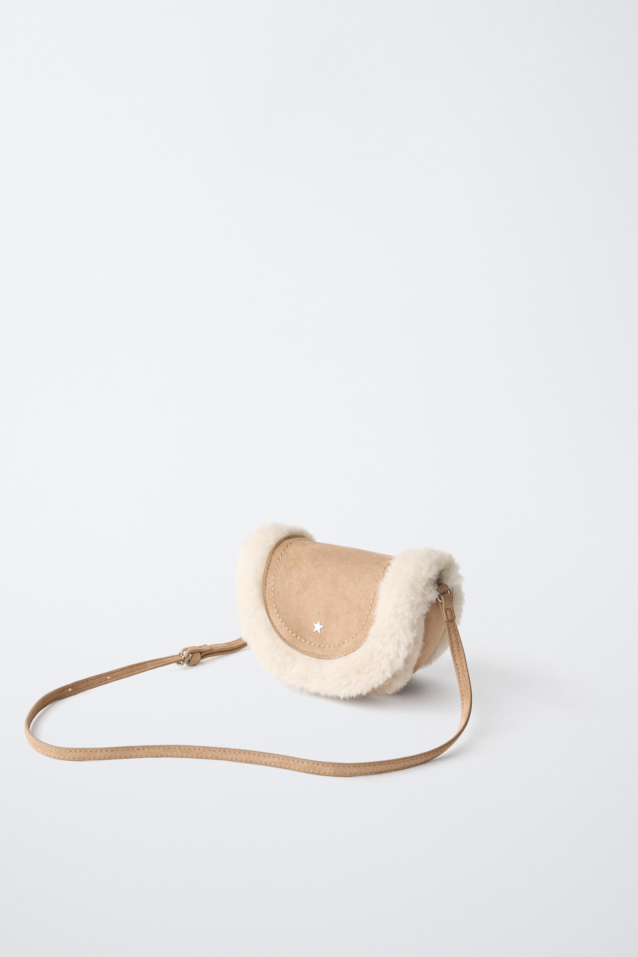 SAC BANDOULIÈRE À RABAT EFFET FOURRURE