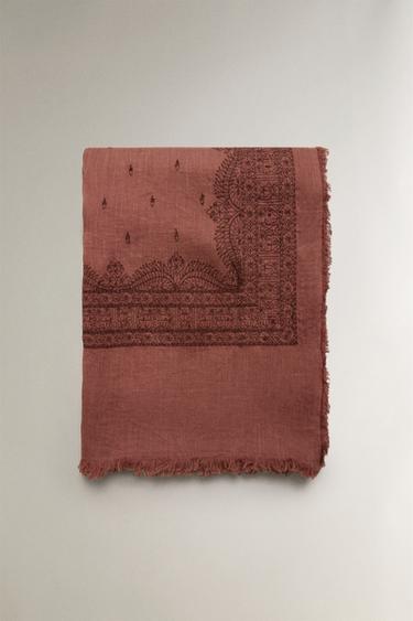 EMBROIDERED LINEN AND COTTON BLANKET - وردي داكن الخاص بـ Zara