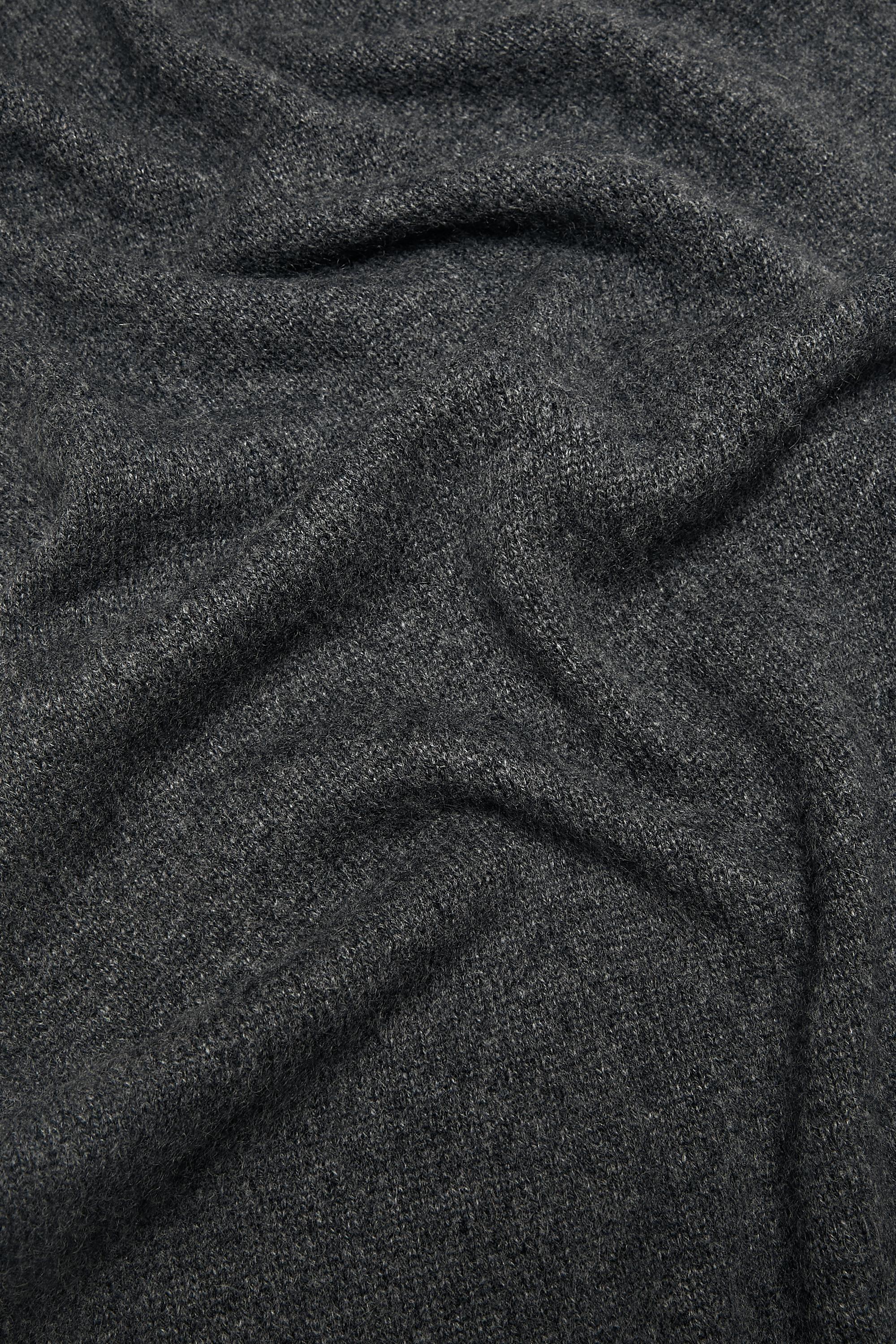 100% cashmere fine-knit scarf