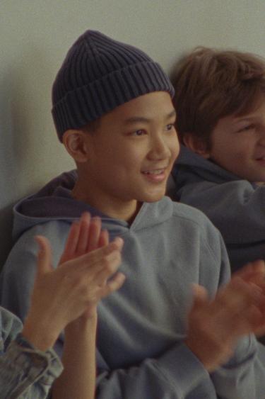 ХУДИ С КАПЮШОНОМ И КАРМАНОМ — СИНИЙ от Zara