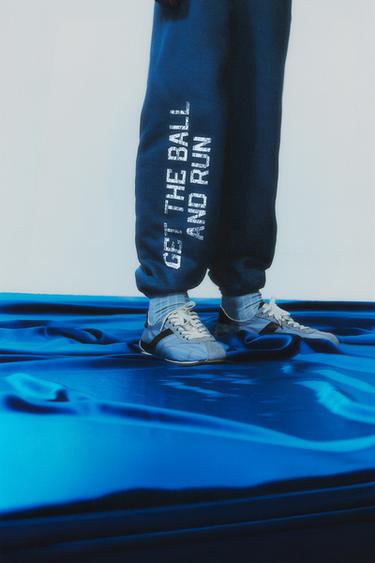 PANTALÓN JOGGER TEXTO ETIQUETA - Azulón de Zara