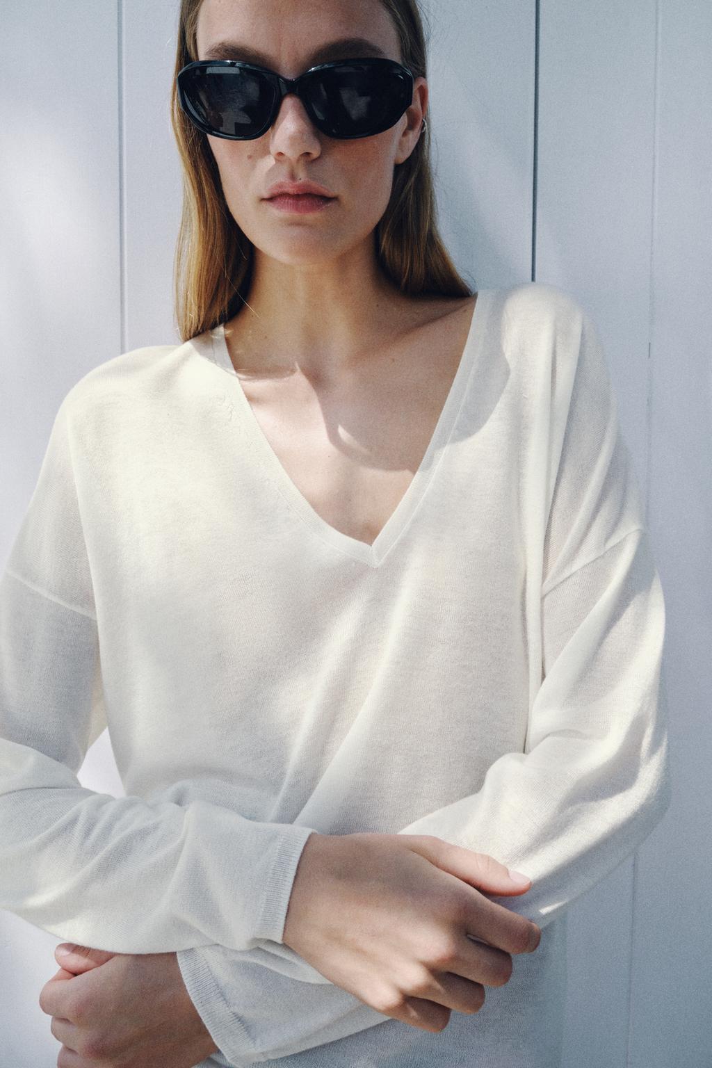 FINE KNIT V-NECK JUMPER - image 2