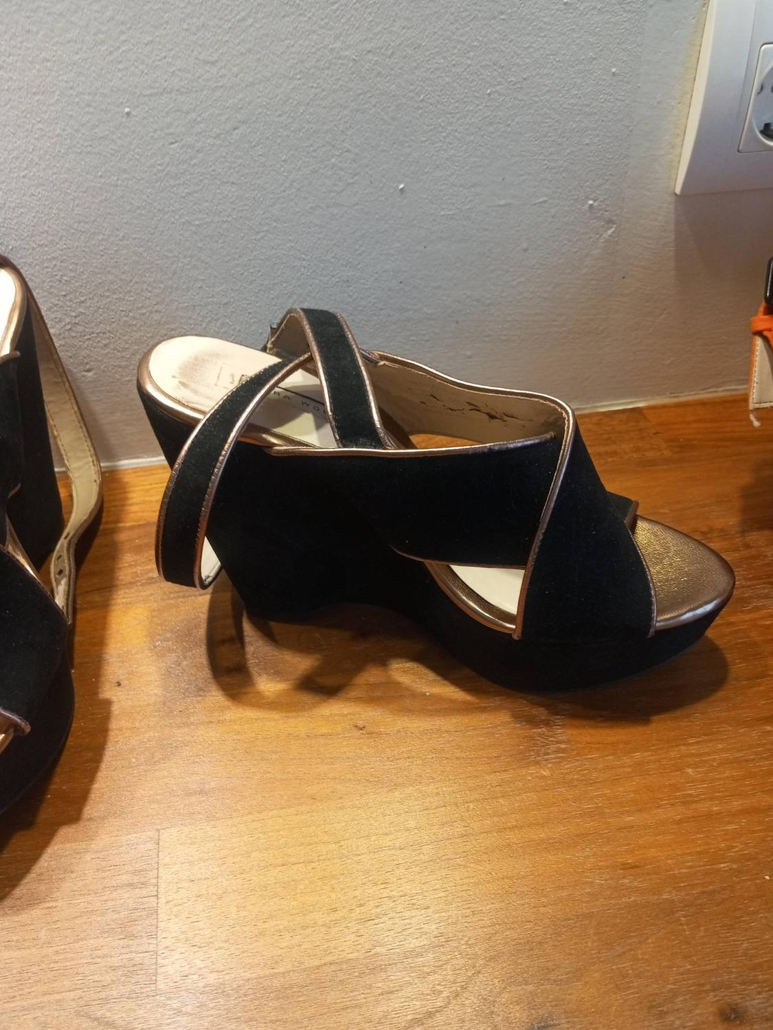 SANDALIAS PLATAFORMA NO PESAN NADA DETALLES DORADOS Y PULSERA TOBILLO - Image 3