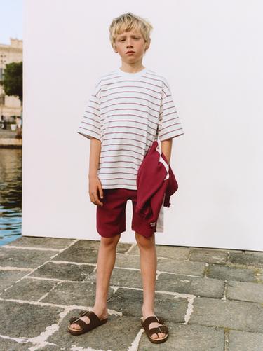 SPORTLICHES SET MIT GESTREIFTEM T-SHIRT UND BERMUDASHORTS - Rot von Zara
