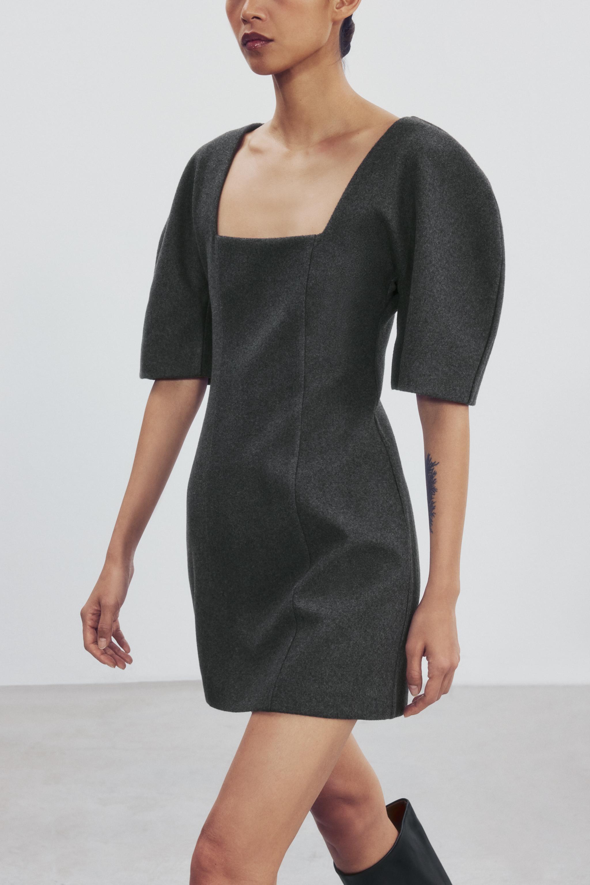 ROBE COURTE AVEC MANCHES BOUFFANTES