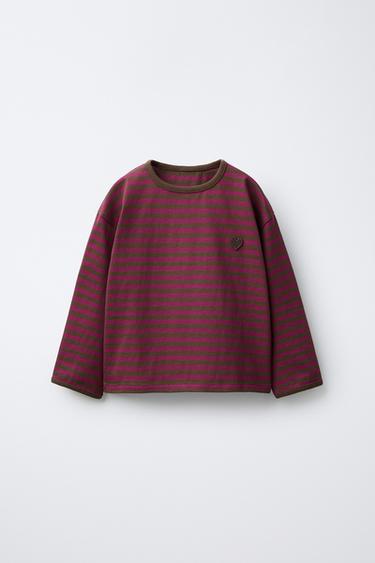 CAMISETA RAYA TEJIDA BORDADO CORAZÓN  - Chocolate de Zara