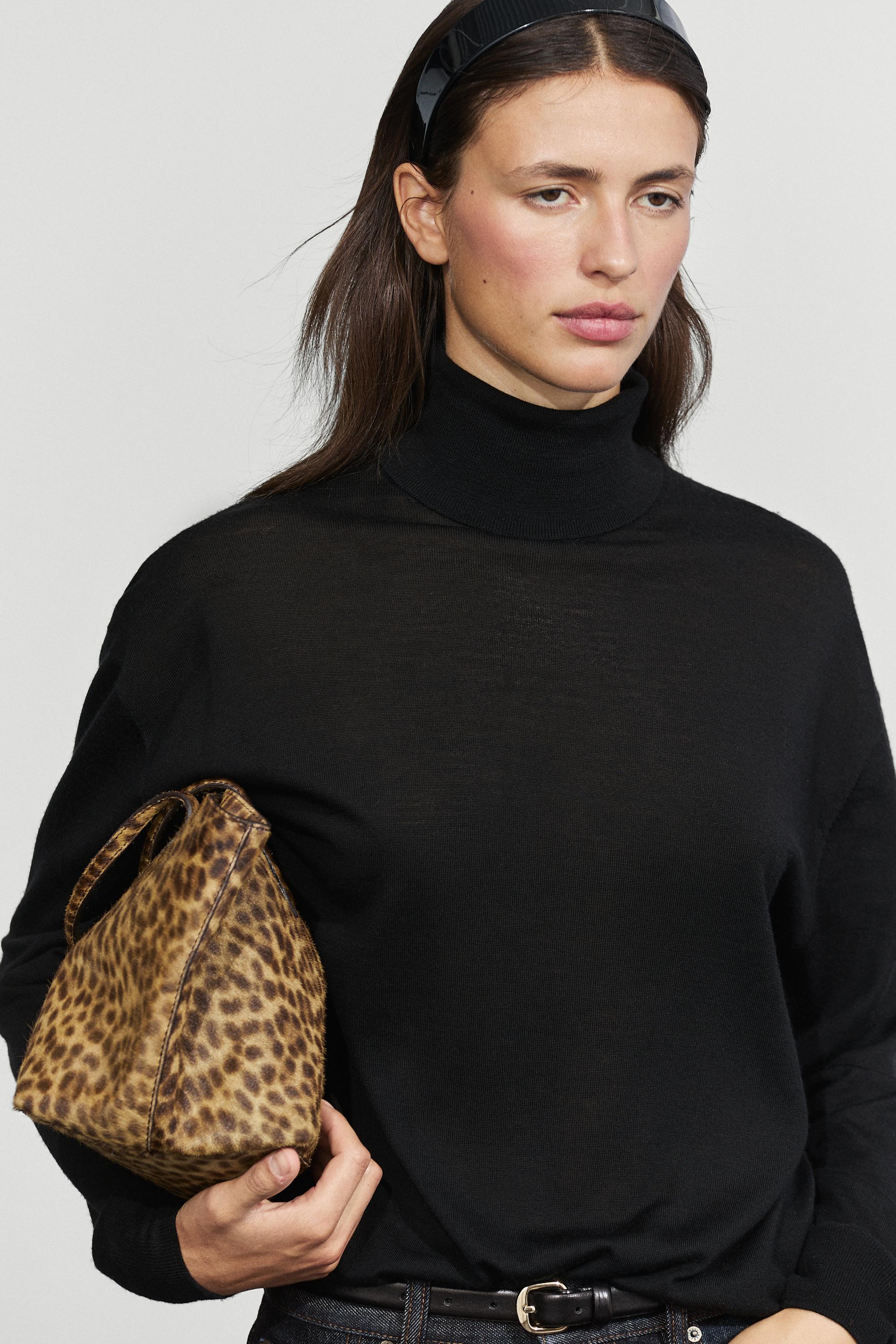 100% wool turtleneck knit sweater — Black