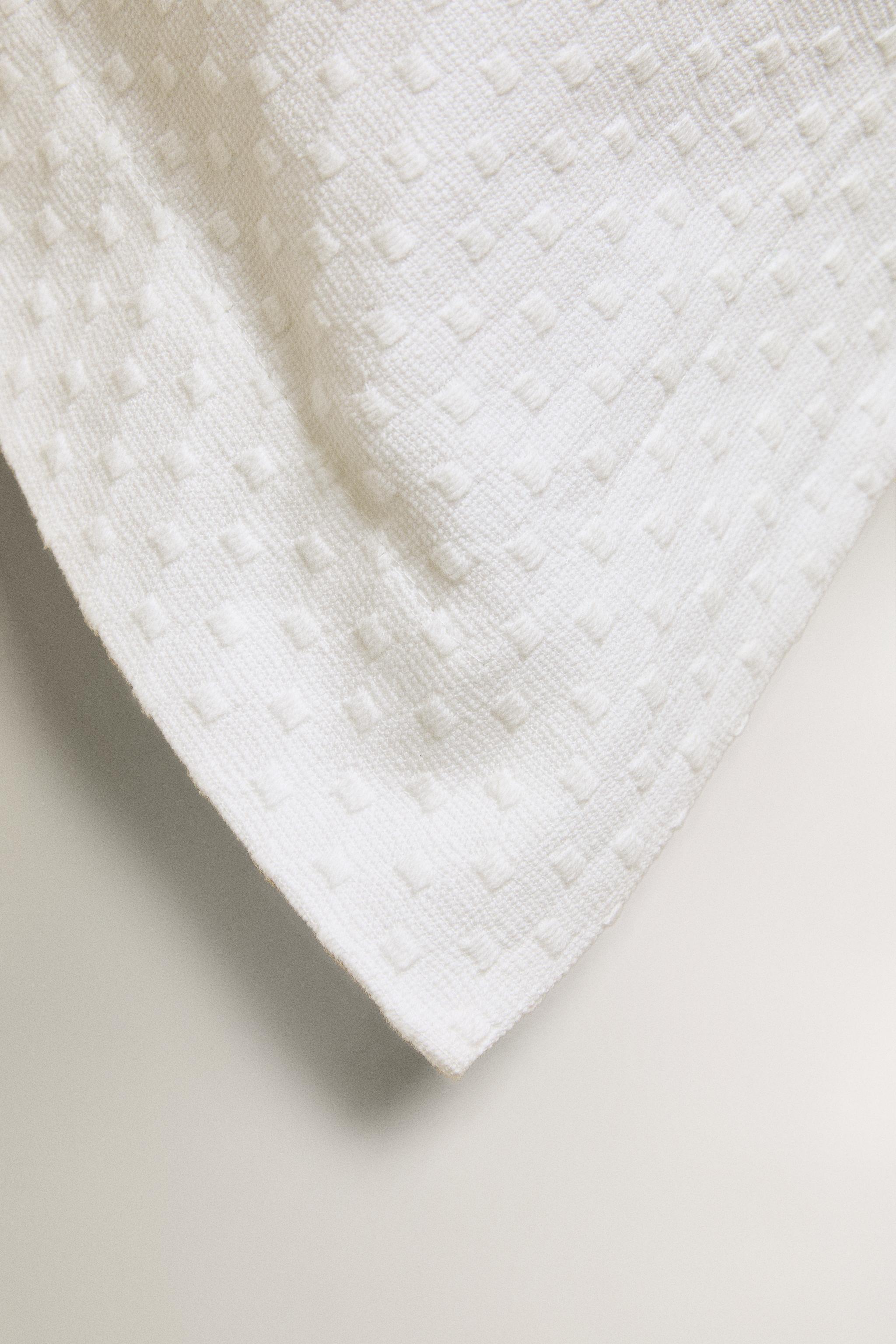 THROW PILLOW COVER WITH POLKA DOT DESIGN — White