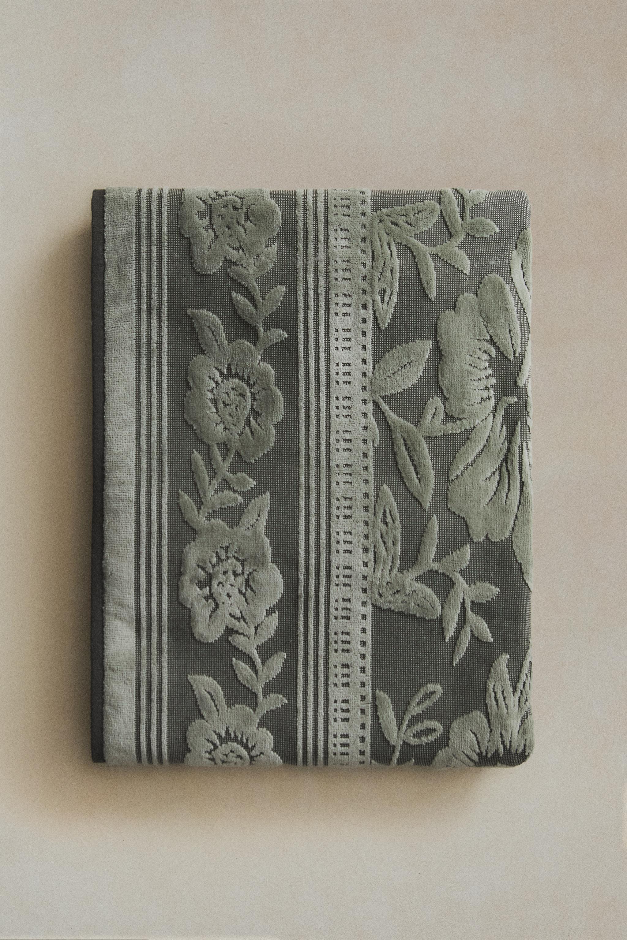 VELOUR JACQUARD BATH TOWEL