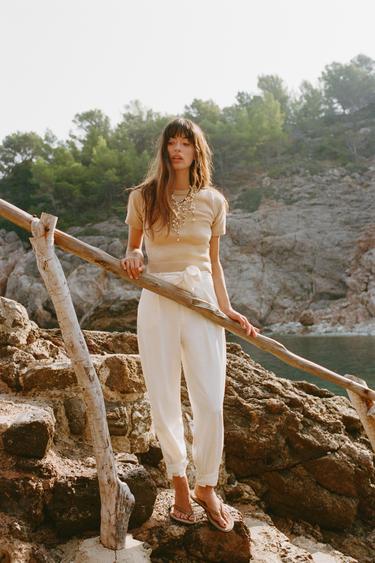 Брюки со сборкой на талии и поясом — ЭКРЮ от Zara — изображение 0