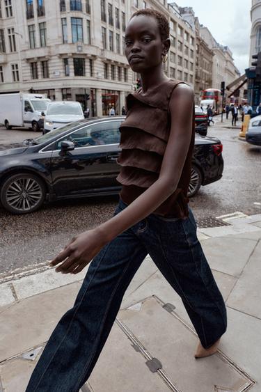 TOP SATINÉ À VOLANTS - Marron de Zara - Image 3