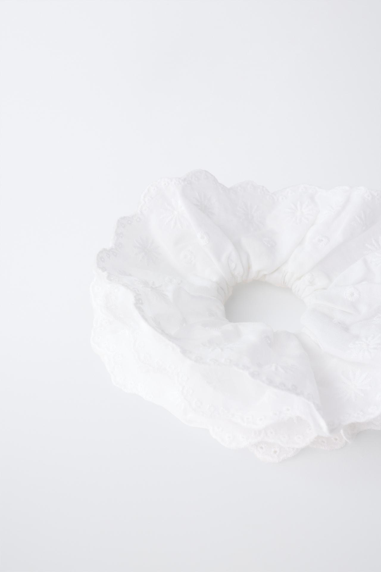 EMBROIDERED SCRUNCHIE — White